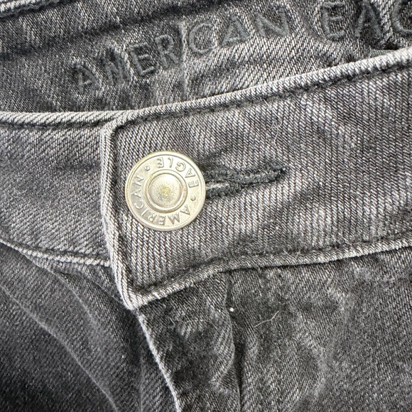 American Eagle Black distressed 8 long strigid mom jean - Picture 6 of 15
